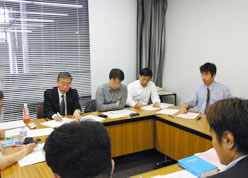 厚労省と交渉する2団体の代表(5月20日)