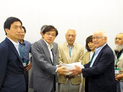 井上さとし参院議員に署名7千筆を手渡す