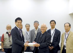 辰巳孝太郎参院議員に請願署名を手渡す全借連役員
