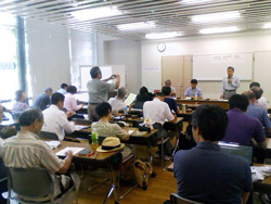開会あいさつする坂庭代表幹事(8月1日)