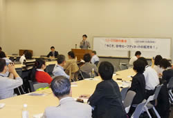 挨拶する日本共産党の山添参議院議員