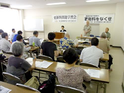 更新料問題学習会で挨拶する佐藤富美男会長