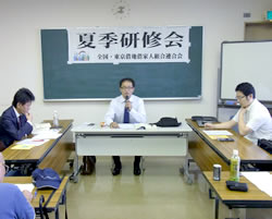 夏季研修会で回答・解説する３人の弁護士。左から長谷川弁護士、西田弁護士、瀬川弁護士