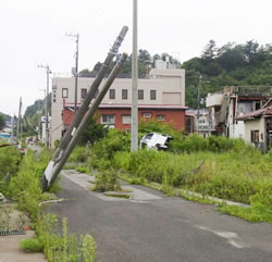 大震災の爪跡が残る富岡駅前