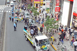 新宿駅西口を行進するデモ隊