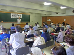 第２回の連続学習会で挨拶する佐藤会長